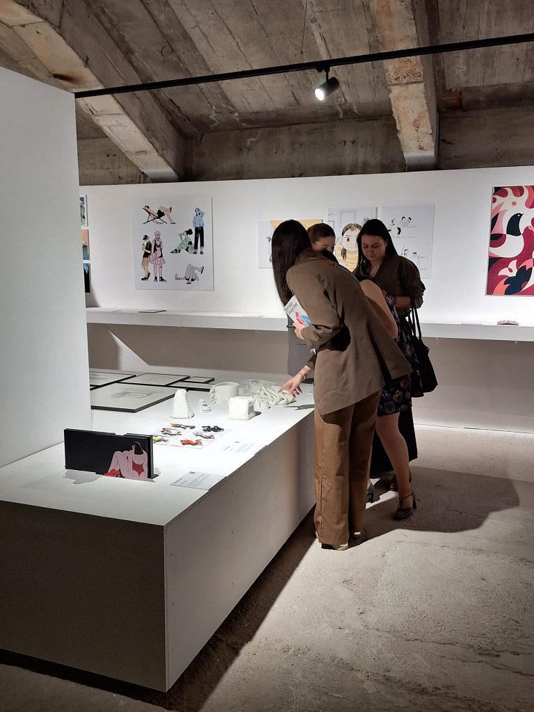 This is an image that represents the public at the Romanian Design Week Exhibitions.